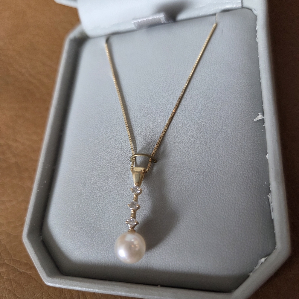 Elegant Gold Pearl Pendant Necklace - Picture 3 of 4